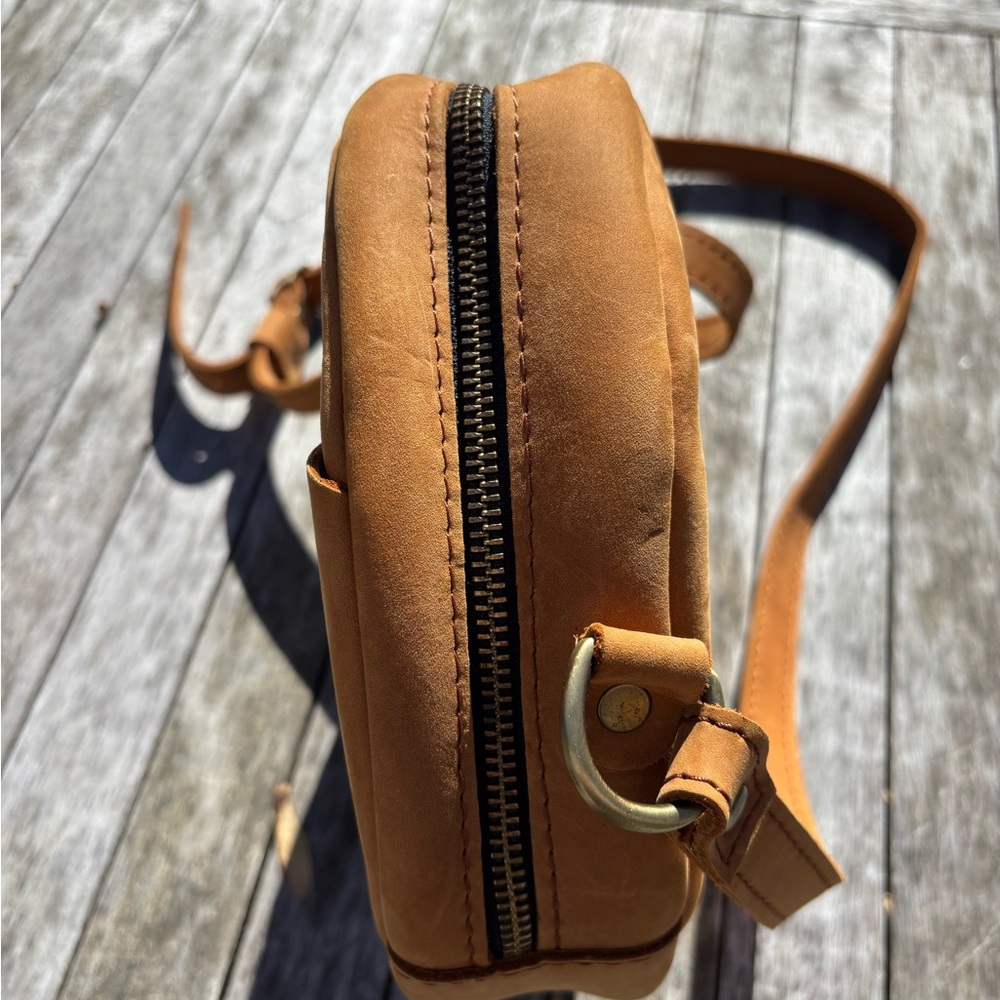Portland Leather Dakota brushed leather large circle crossbody - Picture 6 of 8